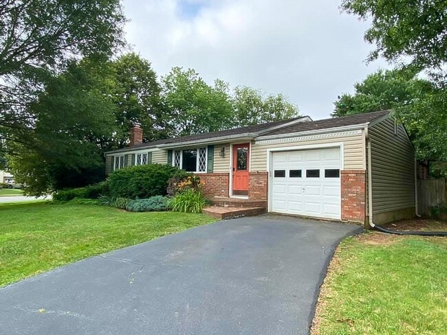 Charming 2-Level, 3 Bedroom 2 Bathroom Hom... - Charming 2-Level, 3 Bedroom 2 Bathroom Hom... House