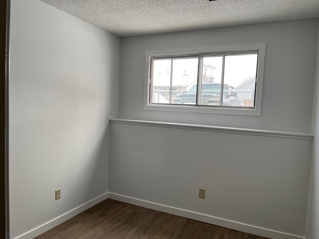 Building Photo - 2 Bed 1 Bath Unit in Red Deer, AB