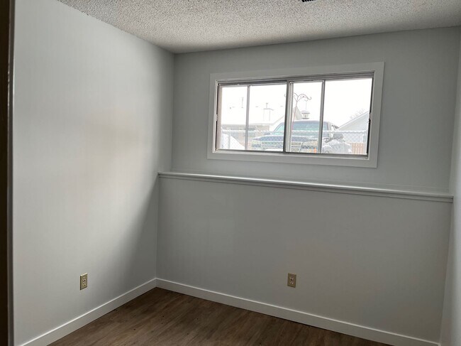 Photo du bâtiment - 2 Bed 1 Bath Unit in Red Deer, AB