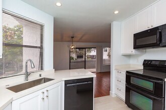 Building Photo - 8740 Villa La Jolla Dr