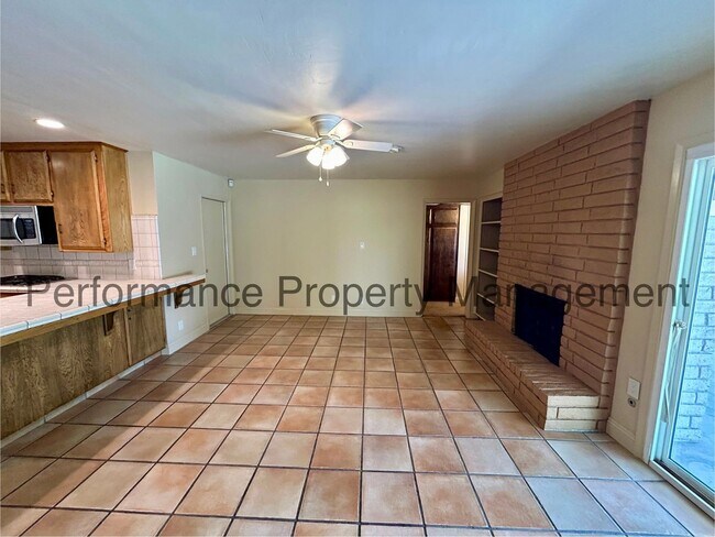 Foto del edificio - Cozy 3 Bed/2 Bath SW Bakersfield Home w/ Pool & $0 Deposit Option