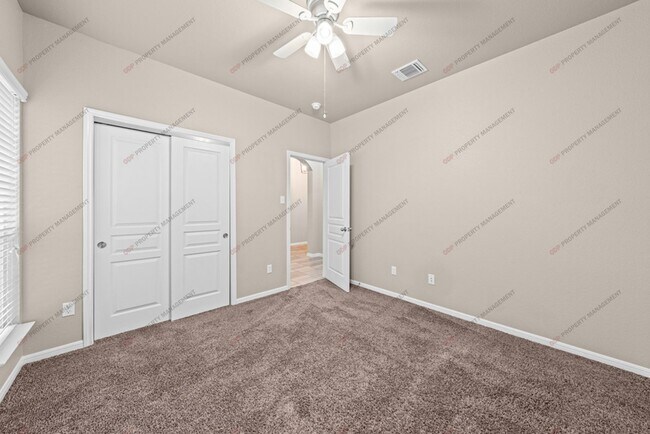 Foto del edificio - 5620 Blackstone Dr