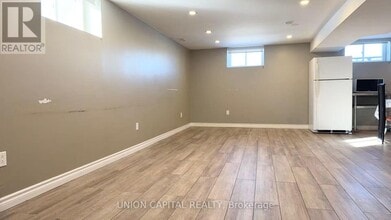 Building Photo - 19 Baylawn Dr