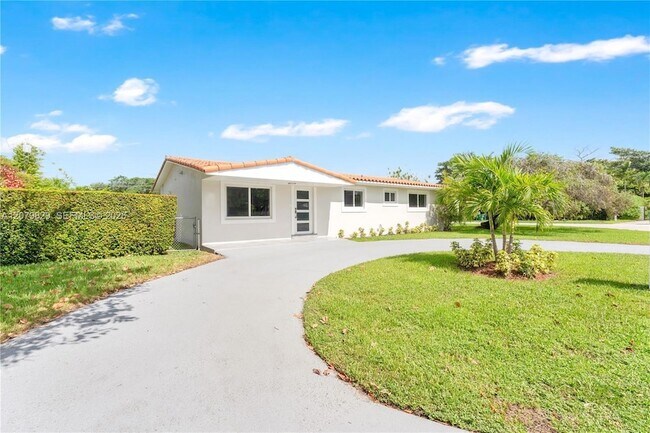 Building Photo - 3250 SW 72nd Ct