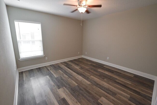Foto del edificio - 2437 E Jefferson St