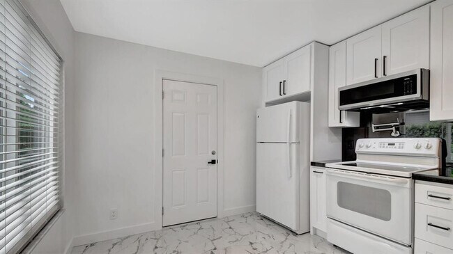 Foto del edificio - 3883 Island Club Cir W