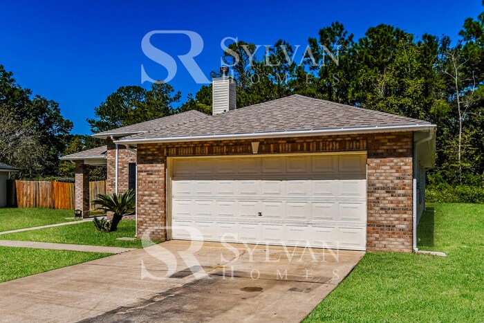 Foto principal - This charming home is move-in ready