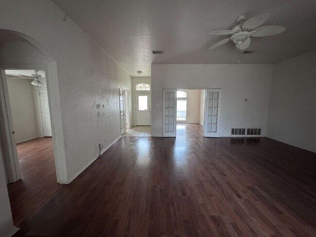 Building Photo - 4 bedroom, 2 bath