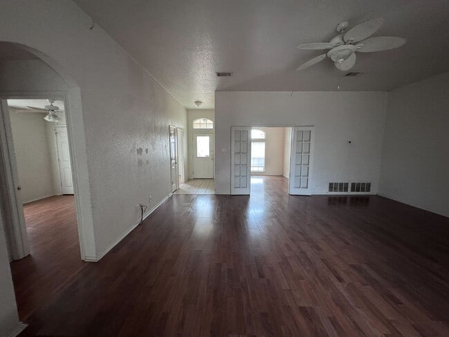 Foto del edificio - 4 bedroom, 2 bath