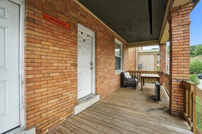 Foto del edificio - 6 bed/3.5 bath on Atkinson, Mins. from UC for Only $650/pp ($3900/mo)!