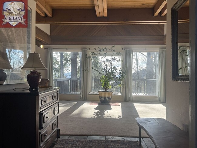 Building Photo - Amazing Furnished 4 bedroom home