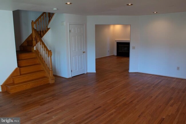Building Photo - 432 Country Club Dr