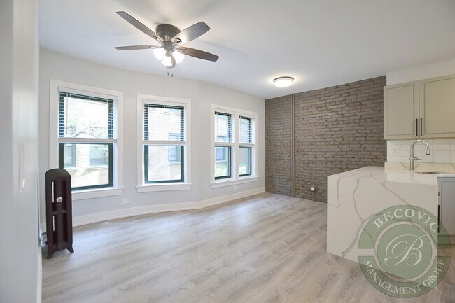 Foto del edificio - 7742 N Eastlake Terrace