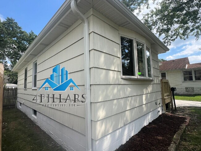 Foto del edificio - "Charming 2-Bedroom Gem with Finished Basement & Gleaming Hardwood Floors in Hammond!"