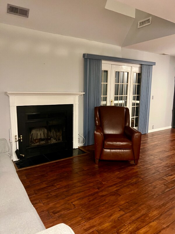 Foto del edificio - 523 Old Pond Ln