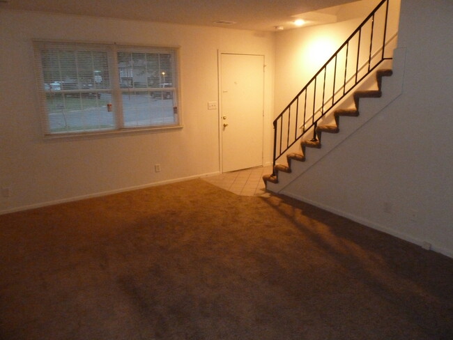 Building Photo - Olathe half duplex 3 Bedroom/2 bath/2 Livi...