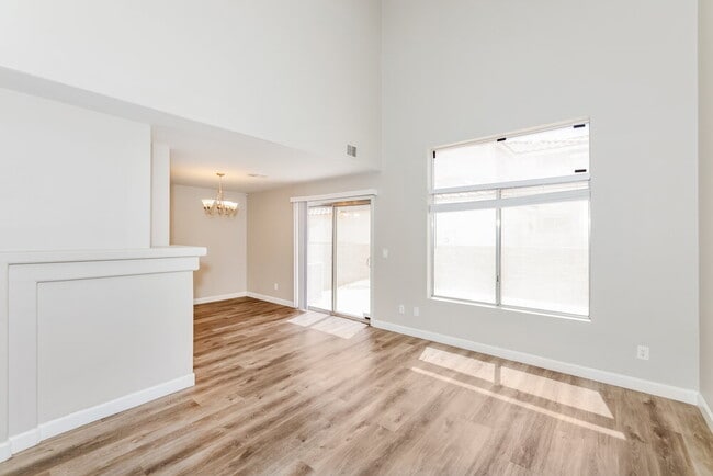 Building Photo - 2385 Cliffwood Dr