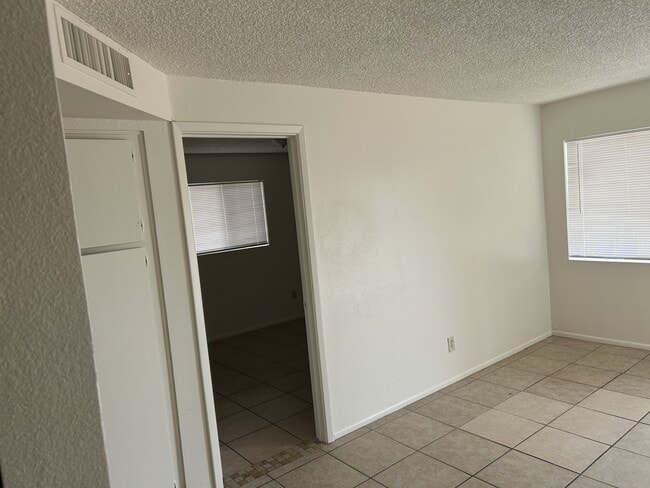 Foto del edificio - 1315 W 5th St