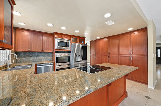 Building Photo - Gorgeous 3BD/3BA Home on a Golf-Course with Expansive Mountain Views! $5,000/mo