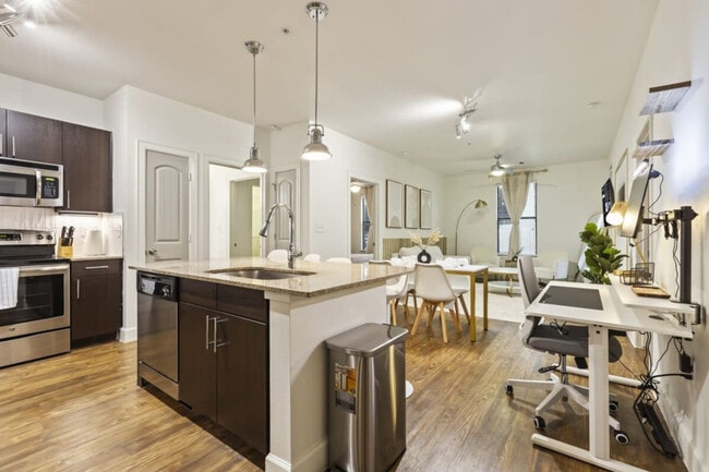 Foto del edificio - 5250 Town and Country Blvd