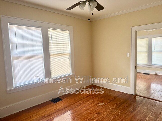 Building Photo - 1529 Thomas Ave