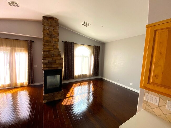Building Photo - Charming 2 bedroom 2 bath townhome in Sout...