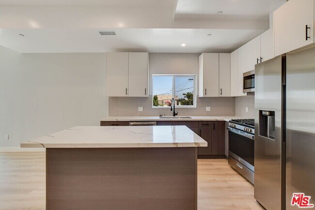 Building Photo - 4549 Saturn St