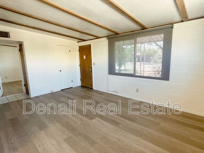 Foto del edificio - 2618 N Sparkman Blvd