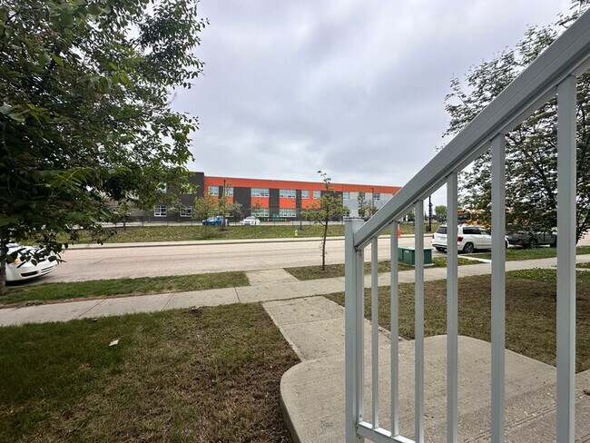 Photo du bâtiment - 9432-9211 211 St NW