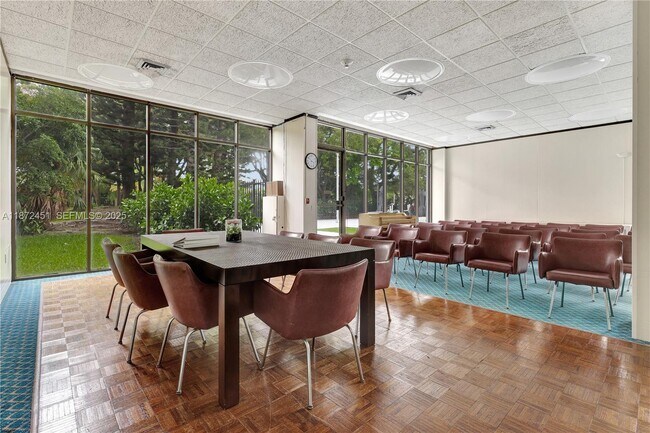 Foto del edificio - 20100 W Country Club Dr