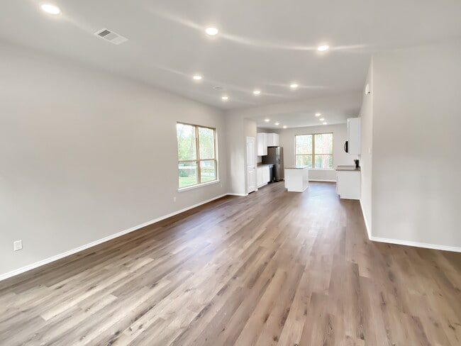 Building Photo - 807 Comanche Bend