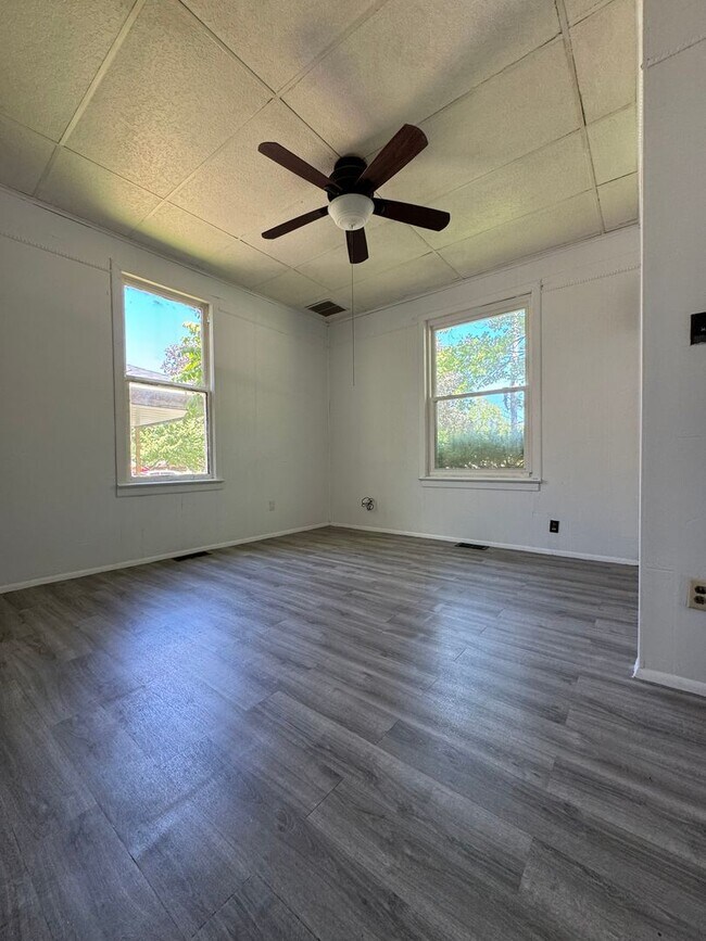 Foto del edificio - Cute 2 bedroom 1 bath home with so much sp...