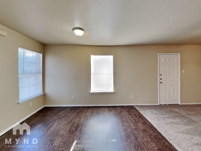 Building Photo - 314 Queens Ct N