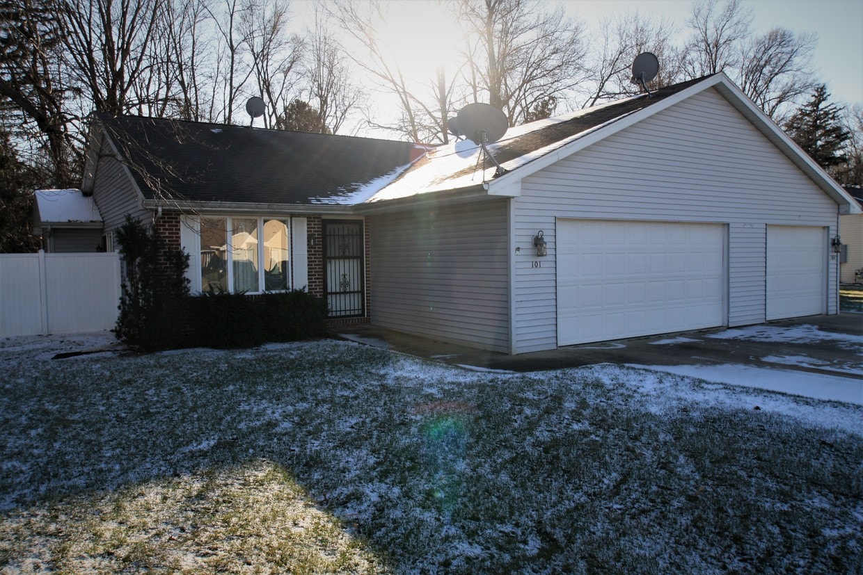 101 Riviera Dr, Michigan City, IN 46360 Condo for Rent in Michigan