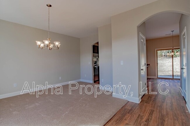 Building Photo - 104 Creekland Wy