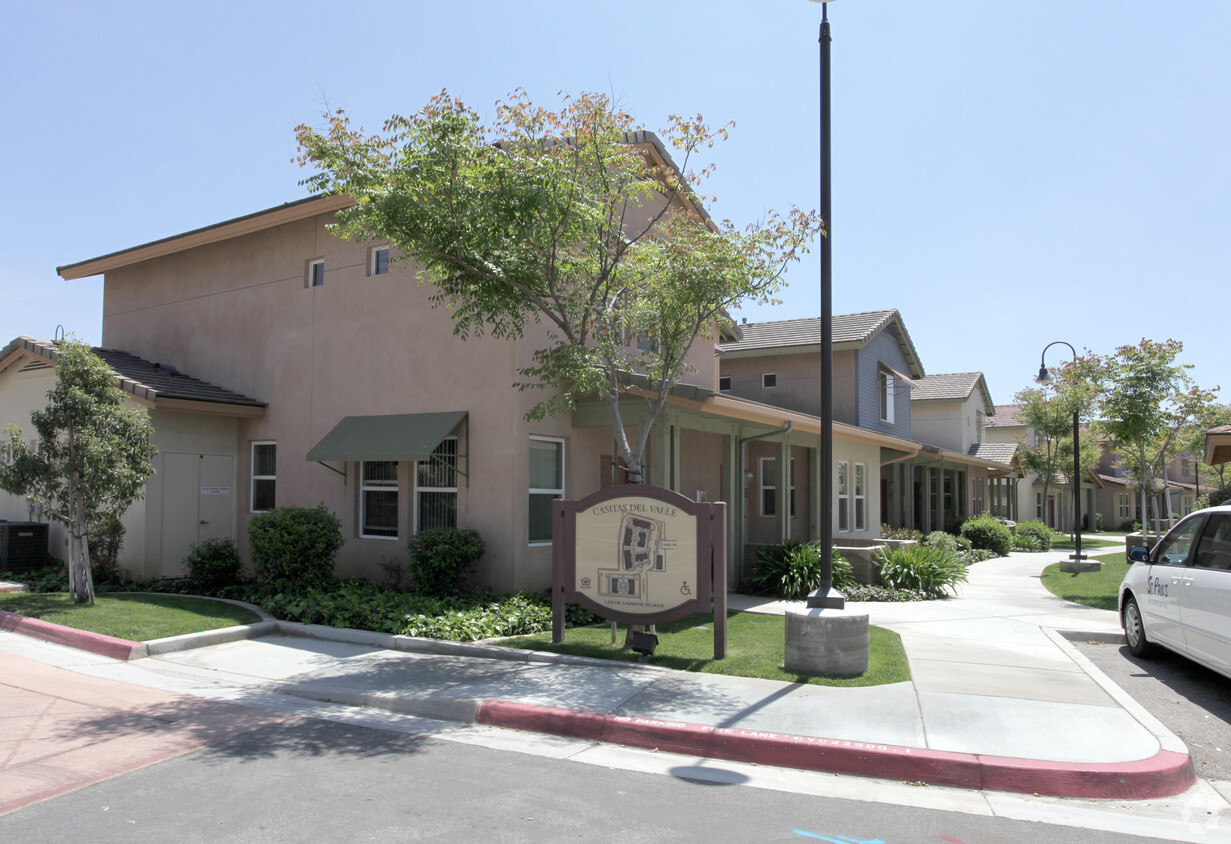 Building Photo - Casitas Del Valle