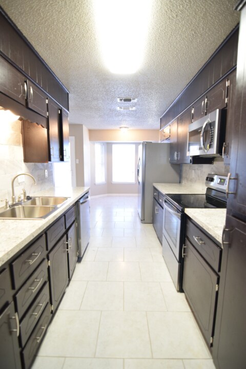 Building Photo - 2409 Tudor Dr