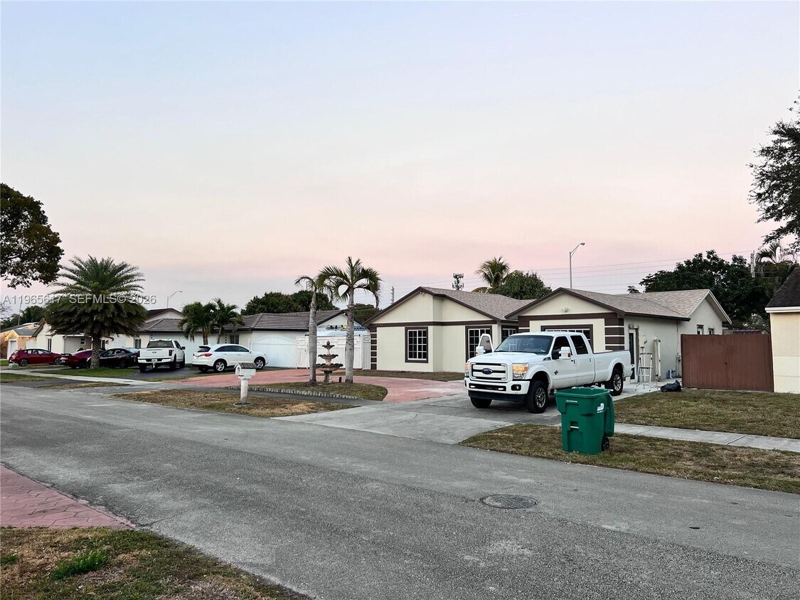 Foto del edificio - 19541 NW 57th Ct