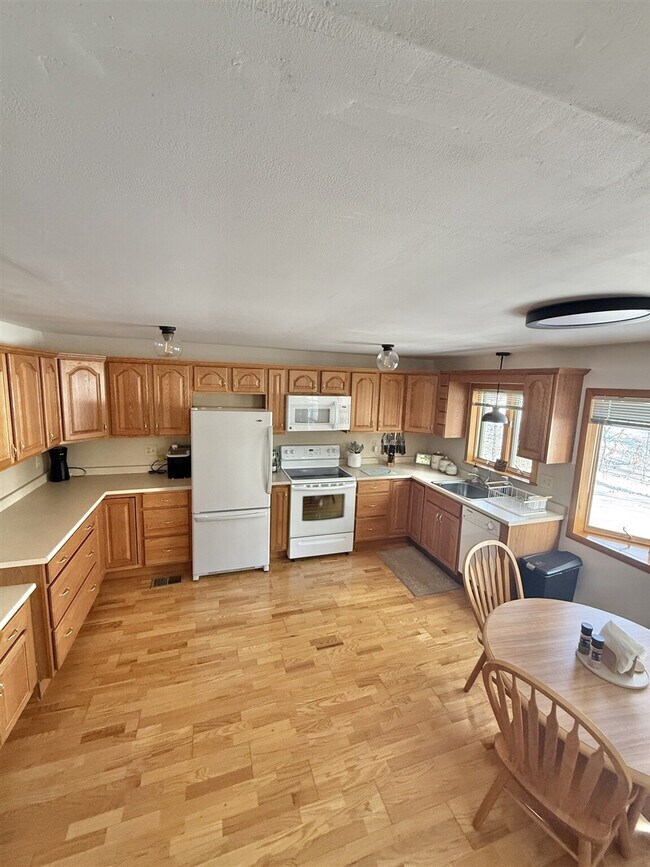 Building Photo - 35 Babes Ln