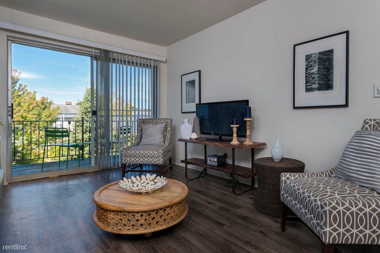 Foto principal - 1220 Crooks Rd