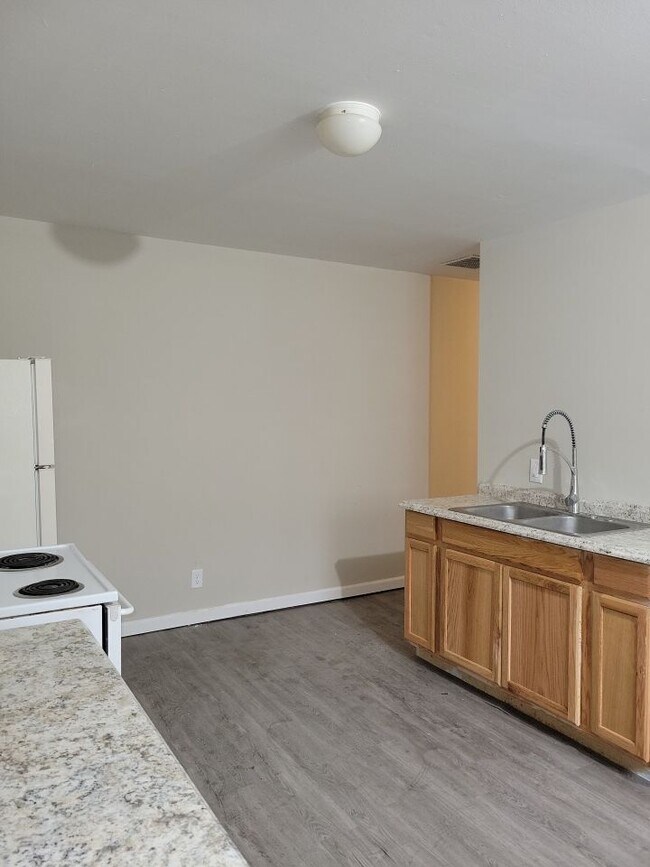 Foto del edificio - 6209 E 12th St