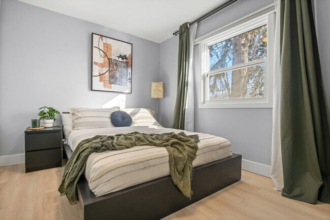 Photo du bâtiment - 7916-7936 36 Ave NW