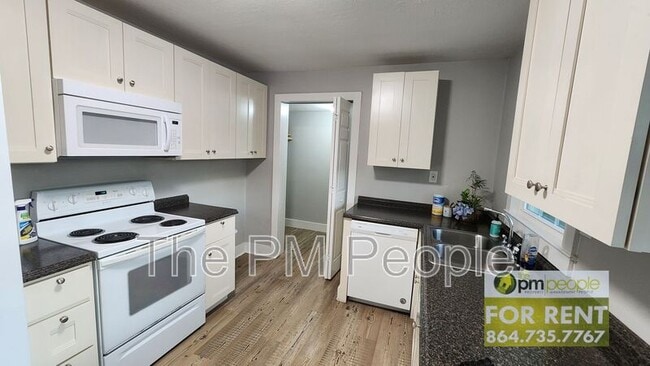 Building Photo - 2 Pineview Dr