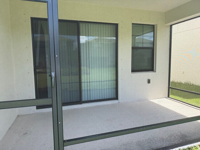 Foto del edificio - 4739 Emprise Way