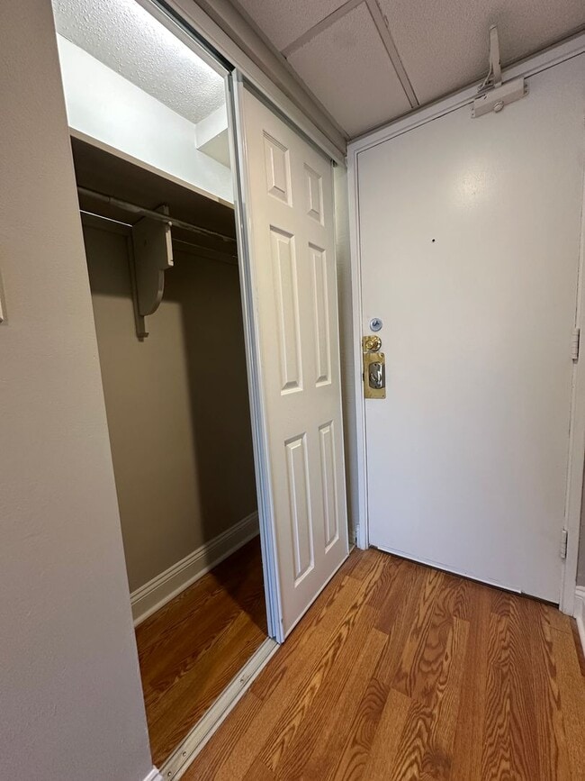 Foto del edificio - University Towers- Studio Apartment #418 Available NOW for short or long term lease @ $1100/month