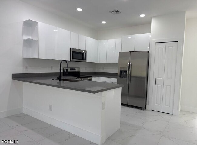 Foto del edificio - 404-406 Chalet Ave S