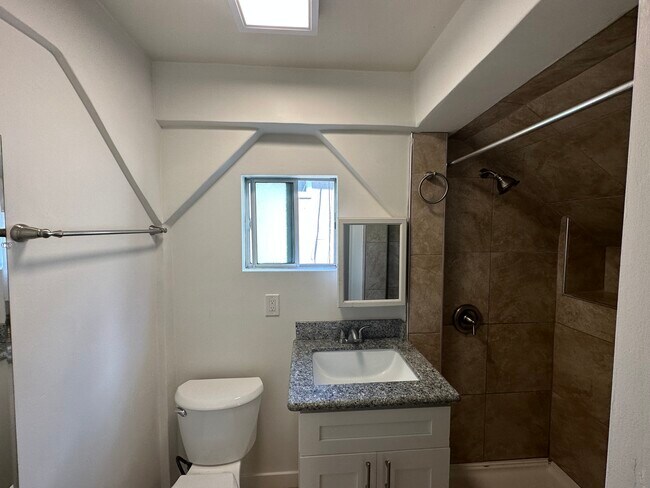 Foto del edificio - 4477 Hilltop Dr