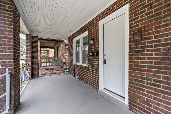 Foto del edificio - 2242 Manor Ave
