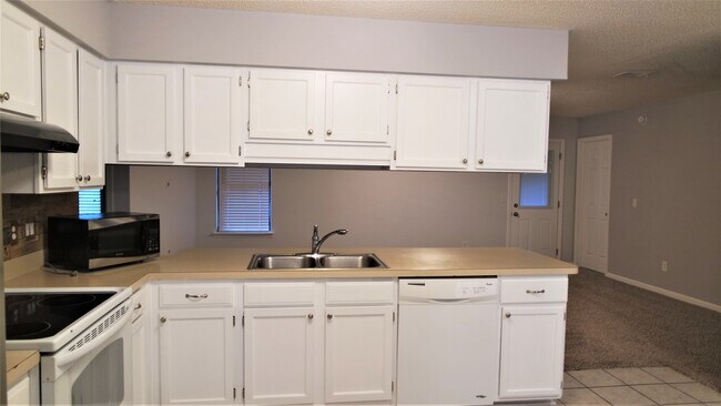 Building Photo - Gorgeous 3 bedroom 2 bath available!
