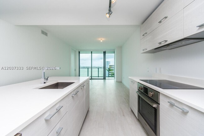 Foto del edificio - 650 NE 32nd St